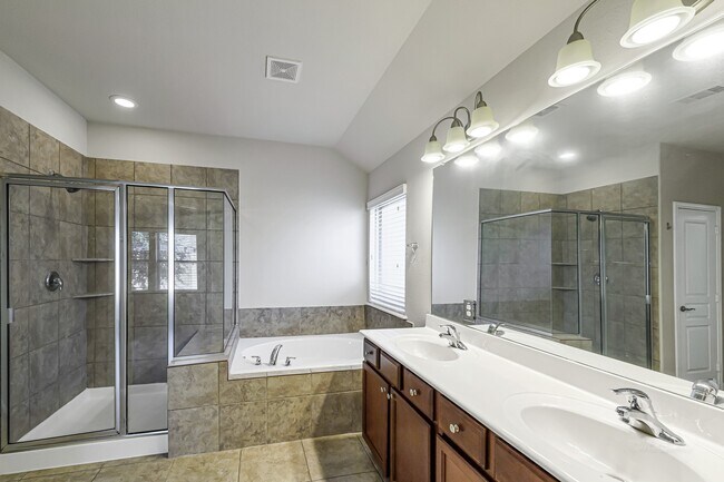 Building Photo - 4834 Oak Rambling Dr