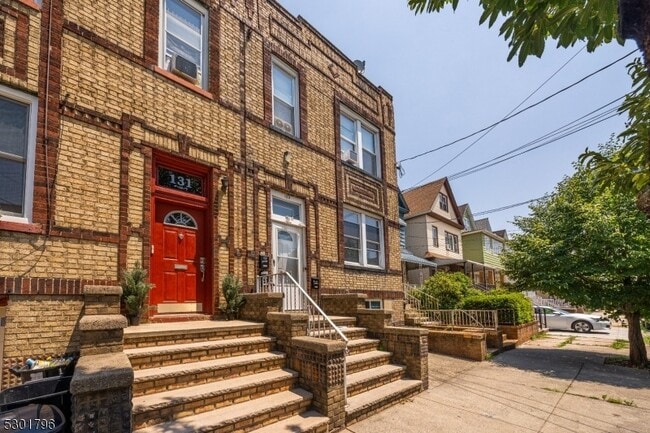 Building Photo - 129 W 15th St