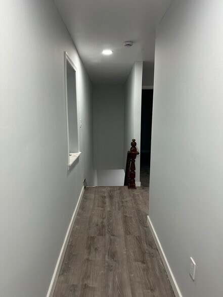 Building Photo - 533 W State St