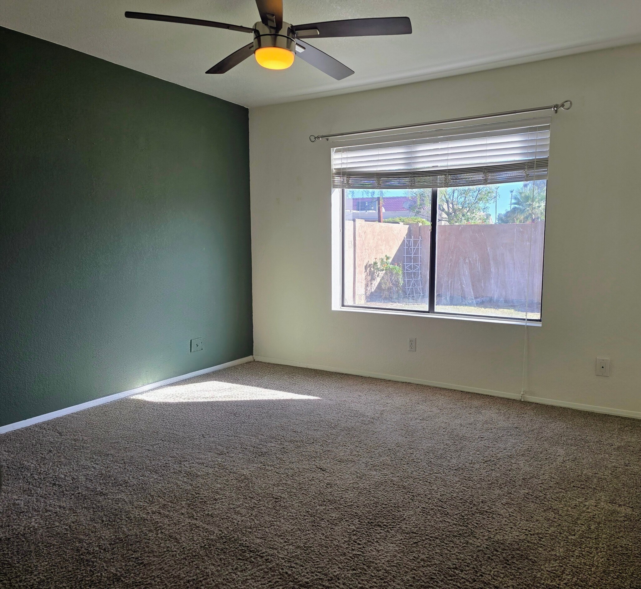 Building Photo - 1827 E Manhatton Dr