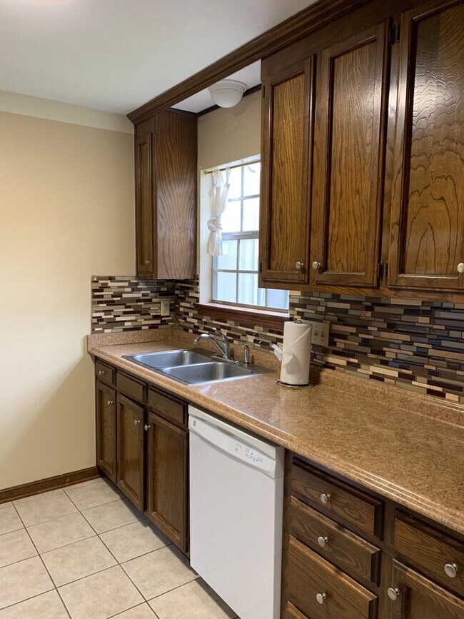 Building Photo - Florida Blvd / Sherwood Forrest