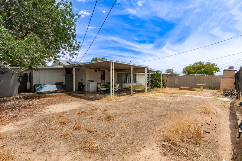Building Photo - 2801 W Glenrosa Ave