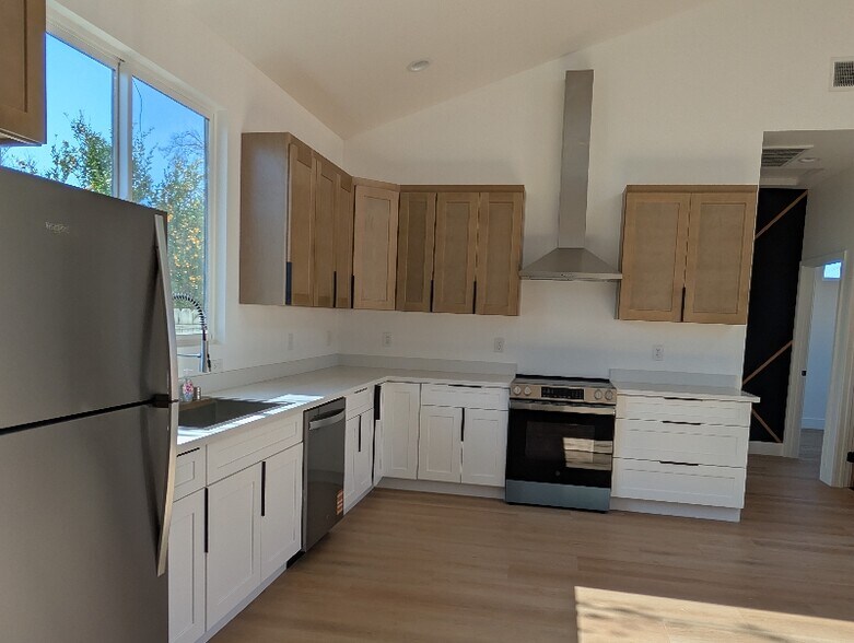 Building Photo - 3036 Greenwood Dr