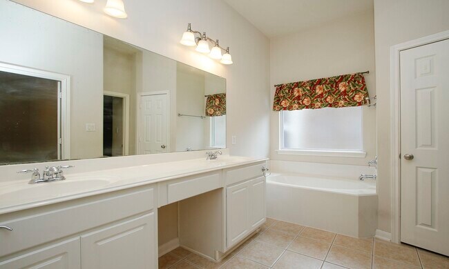 Building Photo - 15938 Cottage Ivy Cir