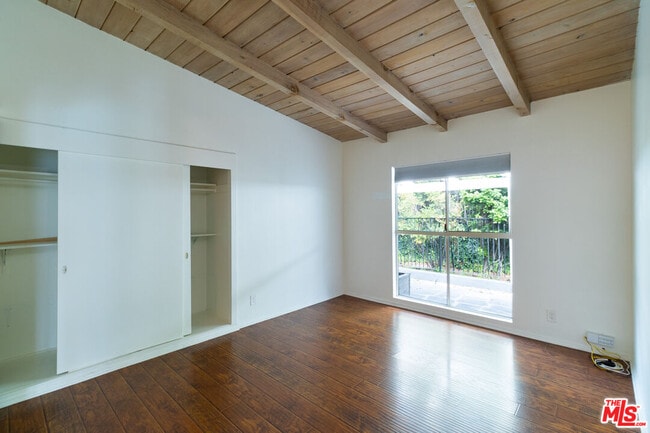 Building Photo - 5652 Fallbrook Ave