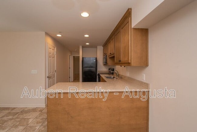 Building Photo - 913 Walker St