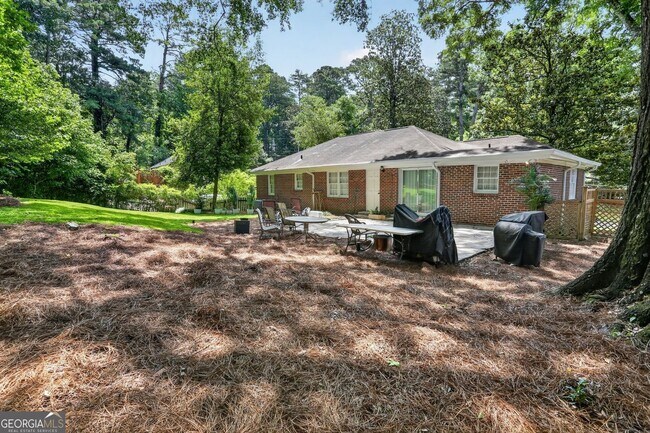 Building Photo - 388 Lakemoore Dr NE