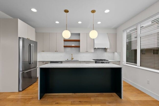 Building Photo - Stunning Modern Air-Conditioned Townhome in Coveted Whittier Heights