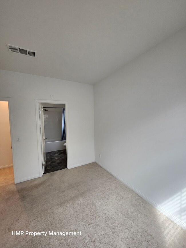 Building Photo - Beautiful two story 5 bedroom in ontario R...