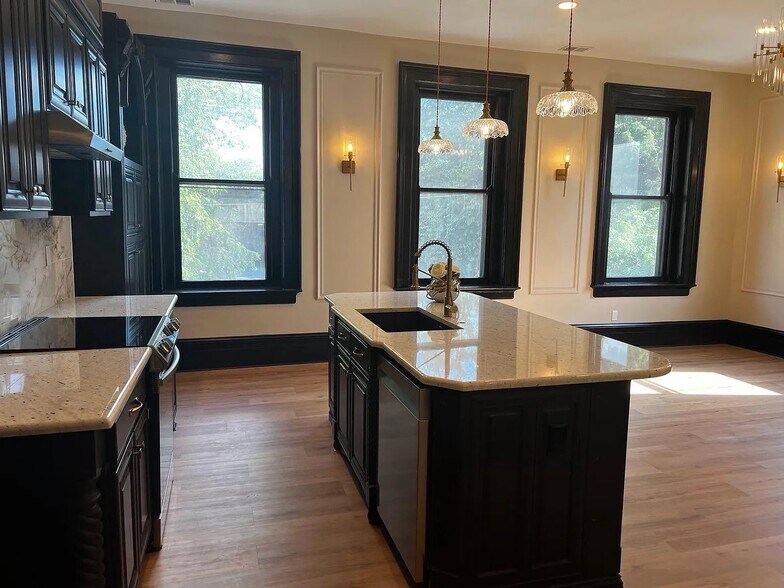 Building Photo - 230 W 6th St