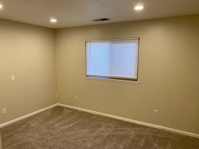 Building Photo - 3710 W Sunnyside Ct