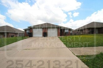 Building Photo - 2701 Alma Dr