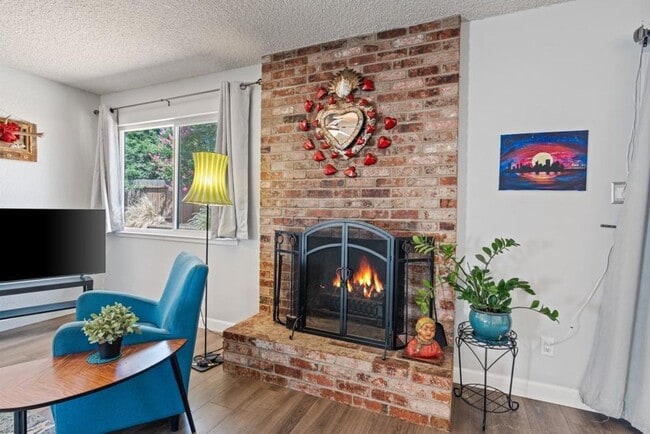 Building Photo - Larchmont Riviera Cottage 4/2