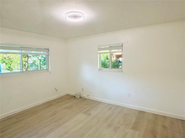 Building Photo - 330 NE 88th St