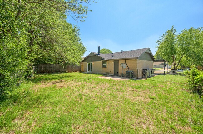 Building Photo - 2525 SE 47th St