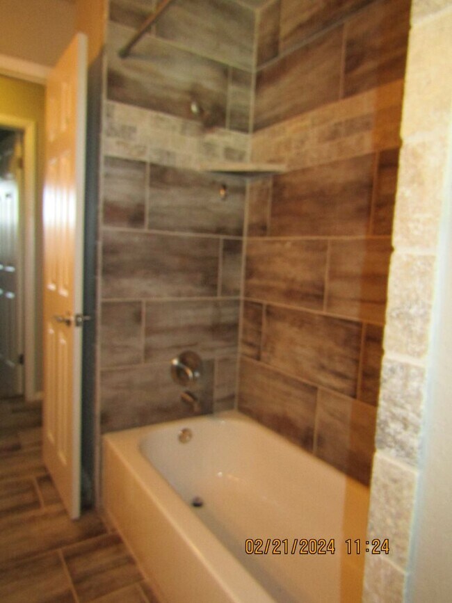 Building Photo - MacArthur Schools Area!