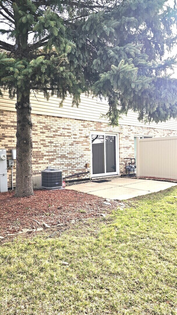 Building Photo - 9310 Meadowview Dr