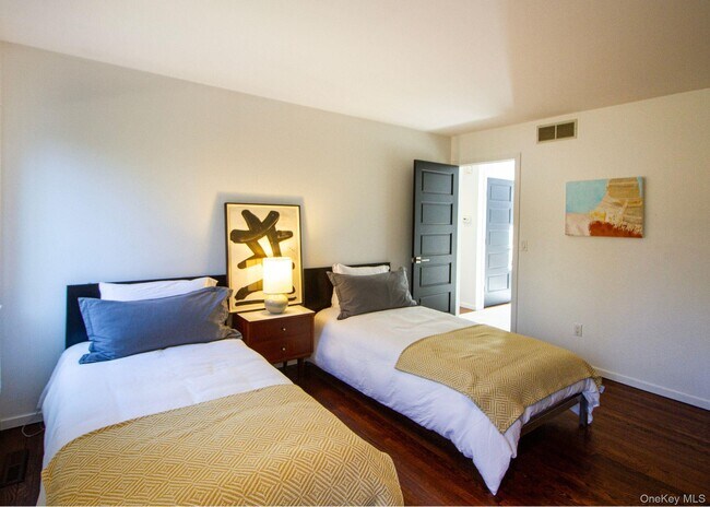 Building Photo - 5 Southwood Ln