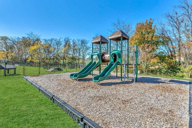 Building Photo - Like-New Modern Townhome Near Dining, Shopping, Trails & Old Hickory Lake