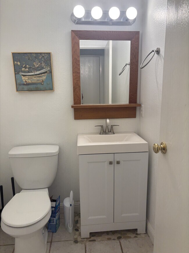 Building Photo - 221 College View Dr