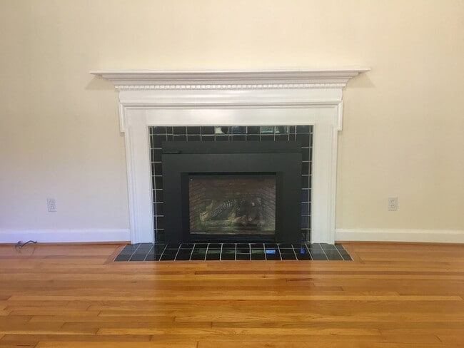 Building Photo - Wonderful Kenilworth location! Lovely landscaping and beautiful hardwood flooring!