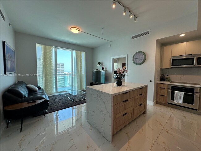 Building Photo - 950 Brickell Bay Dr