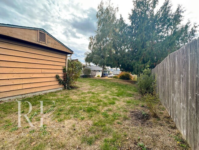 Building Photo - Enjoy Breathtaking Sunsets in the Heart of Manette