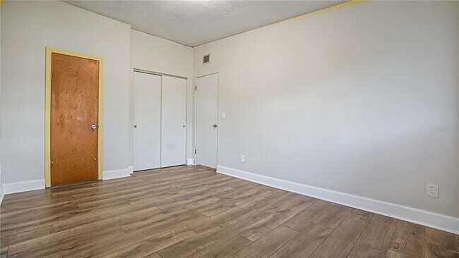 Building Photo - 5219 Bonnie Brae Cir