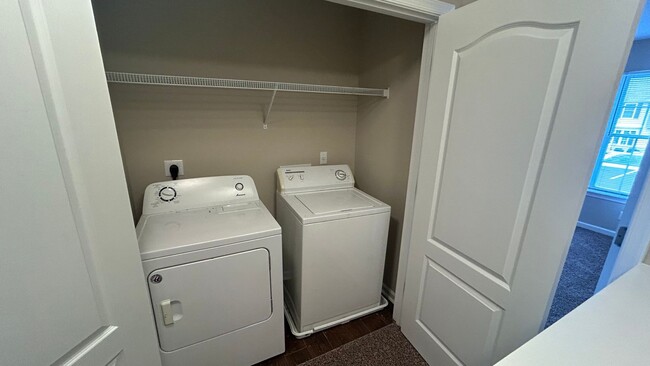 Building Photo - 3 Bedroom Townhouse in Tavern Grove