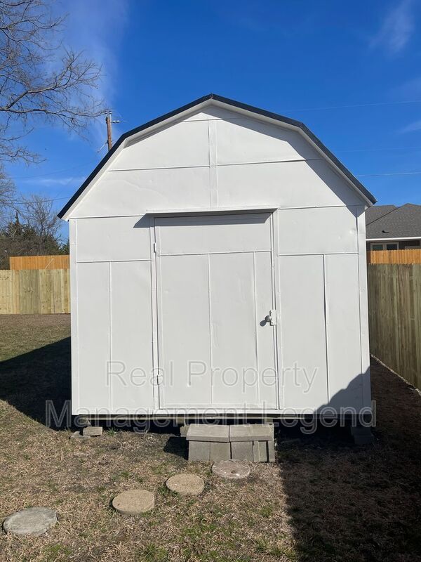 Building Photo - 701 S Valentine Dr