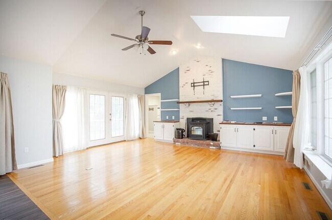 Building Photo - 14 Horseshoe Ln