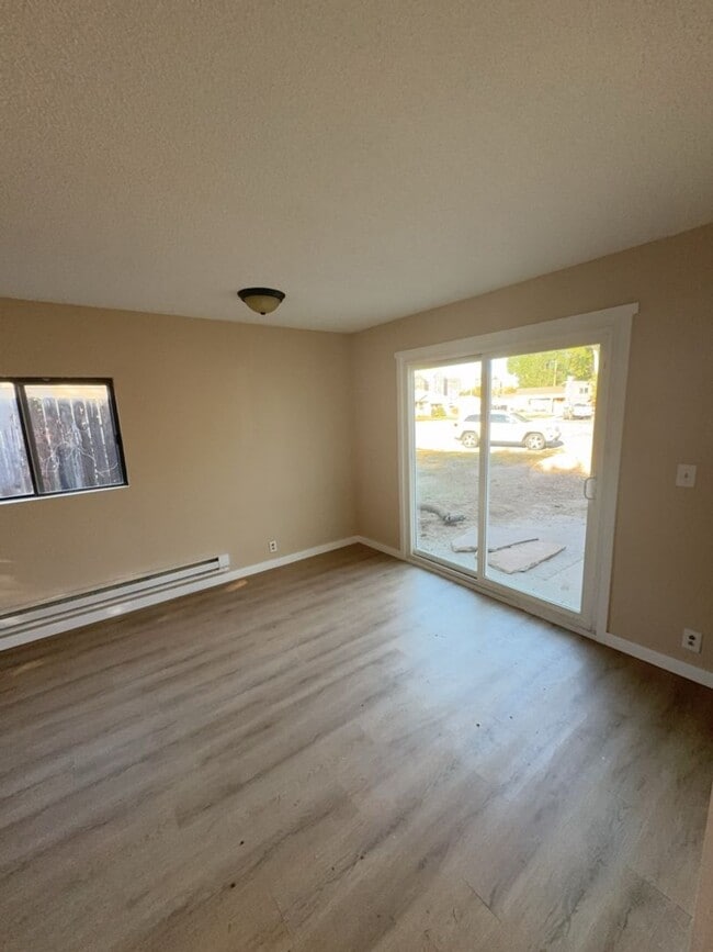 Building Photo - Beautifully Updated 3 Bedroom 2 Bath Home ...