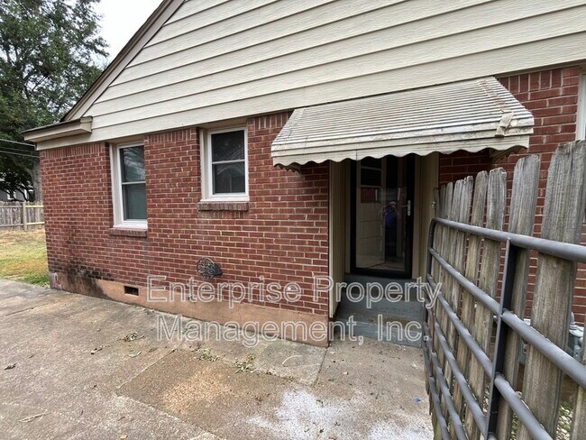 Building Photo - 3938 Brennan Dr