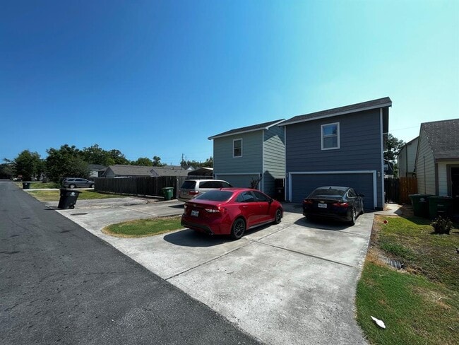 Building Photo - 7913 Dyer St