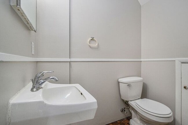 Building Photo - $1250 /2-bedr/1.5 bath town house duplex; tenant pays only electric (Kalamazoo)