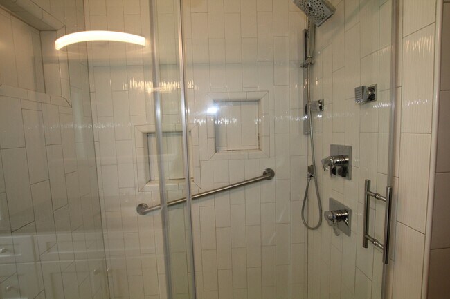 Building Photo - Large 4 bedroom, 2 bath home for rent in R...
