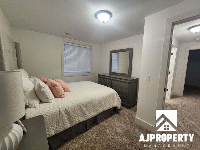 Building Photo - 5304 S Spirea Ave