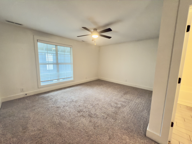 Building Photo - Beautiful 3 bed 3 bath WALKABLE to restaur...