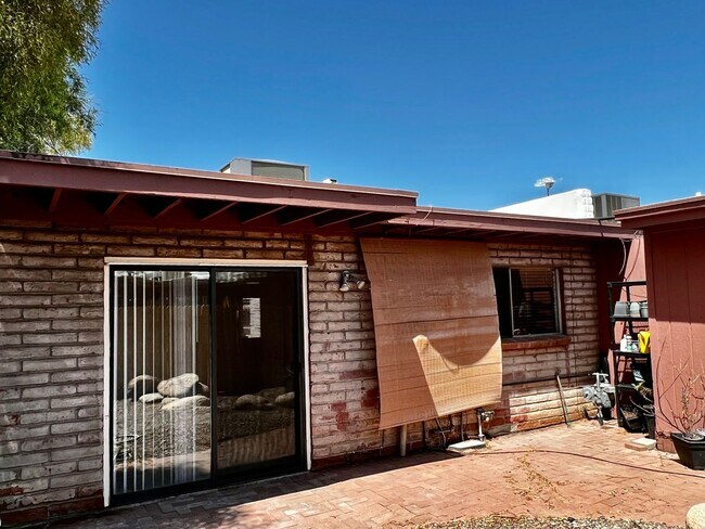 Building Photo - Charming 2 Bedroom Townhome with Private 2...