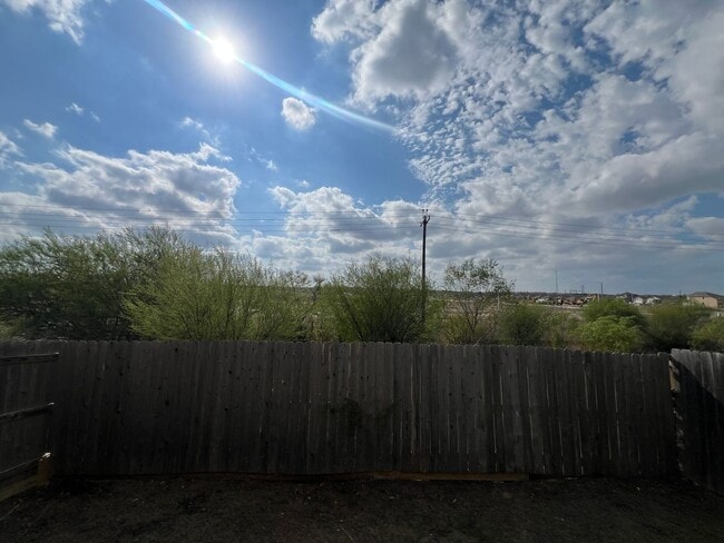 Building Photo - Luxury 3/2 duplex in NBTX