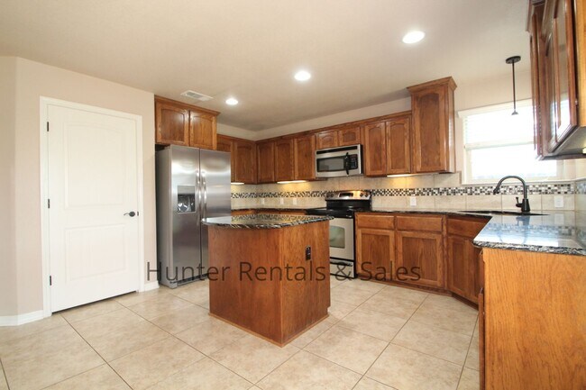 Building Photo - Evergreen Estates Beauty!