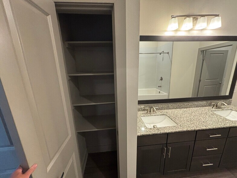 Building Photo - 1050 Wittenburg