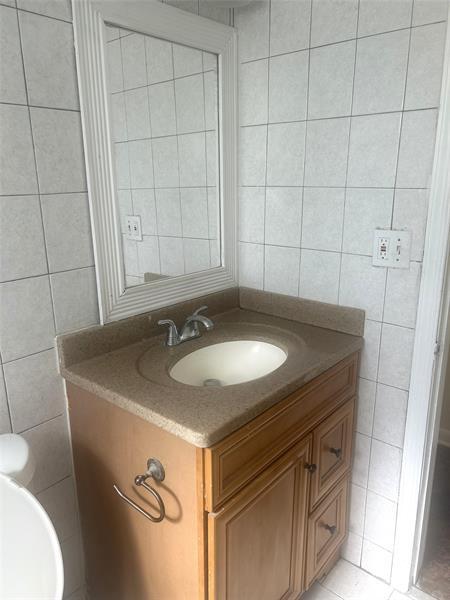 Building Photo - 3050 NW 5th Ct