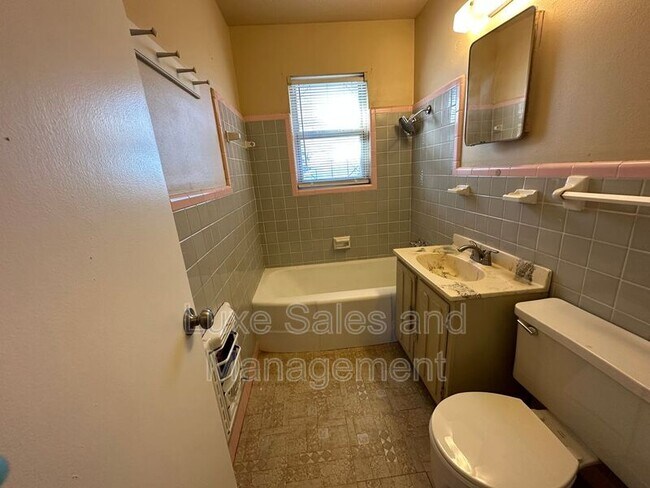 Building Photo - 116 W Rose Dr