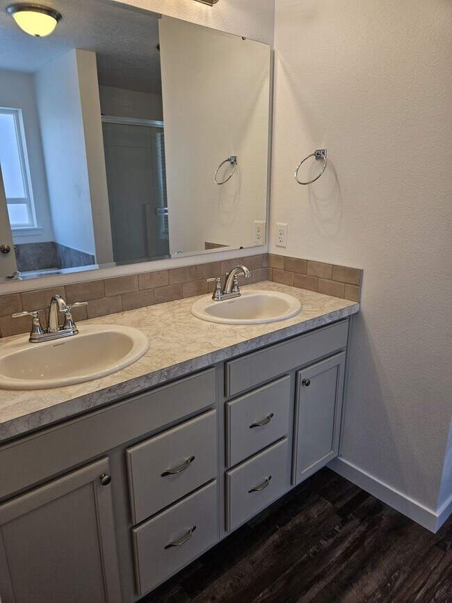 Building Photo - Welcome to this spacious 4 bedroom, 3 bathroom home located in Caldwell, ID.