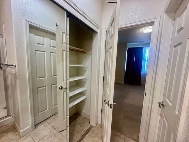 Building Photo - Modern Beautiful Townhome with Great Schoo...