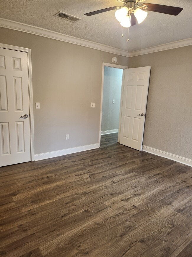 Building Photo - 319 Swallow Dr
