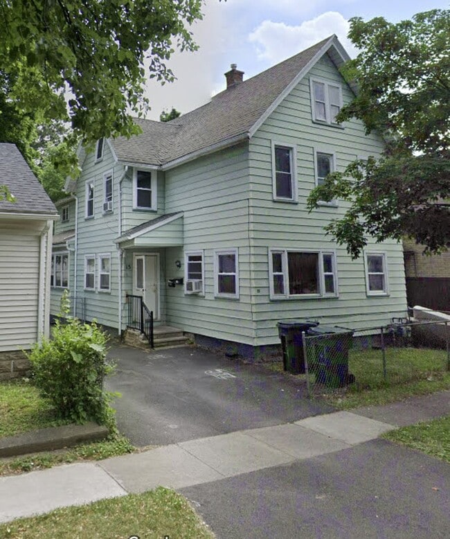 Building Photo - Large 2 Bedroom 2nd Floor Apartment Availa...