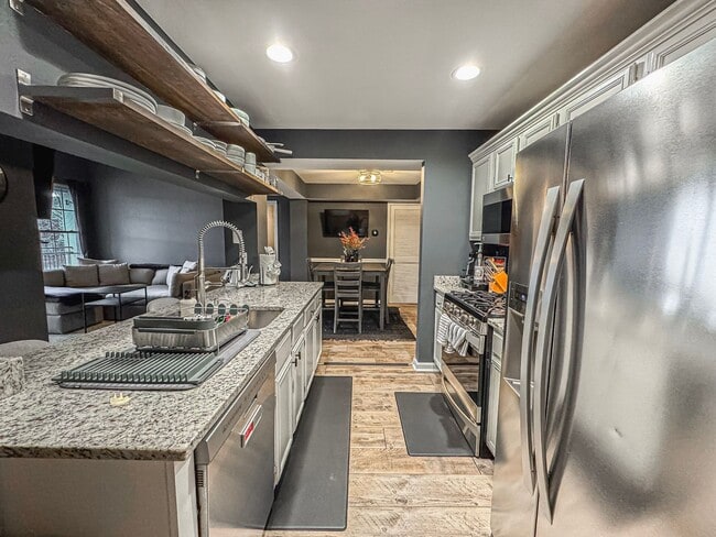 Building Photo - Stylish 3 Bed 3 Bath Condo With Large Balcony in Desired Riverbend at Cascades - Water Included