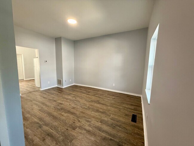 Building Photo - 122 S Champion Ave